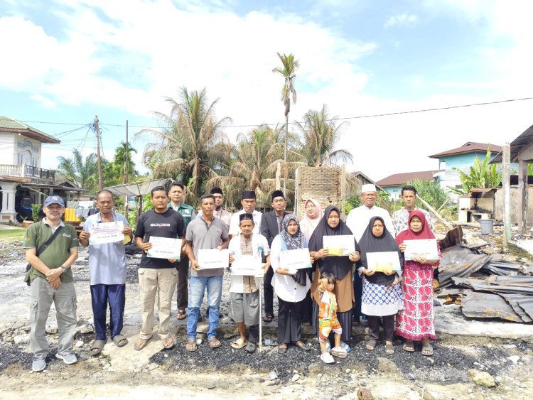 Baitul Mal Aceh Salurkan Rp80 Juta untuk Korban Kebakaran di Aceh Singkil
