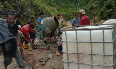 Warga Dua Kabupaten Gotong Royong Perbaiki Jalan Penghubung, Minta Pemerintah Aceh Singkil dan Pakpak Bharat Segera Bertindak