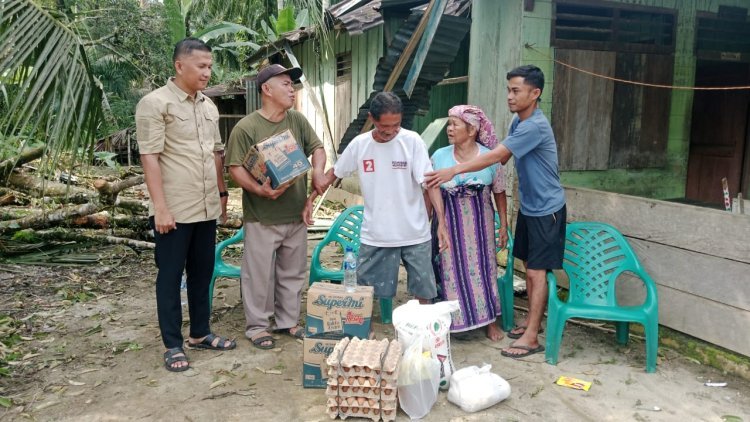 Rumah Warga Tertimpa Pohon Durian, Pemdes Pertabas dan Plt Camat Sigap Beri Bantuan