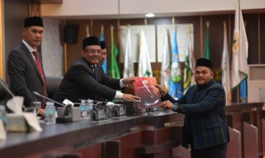 Sekda Aceh Hadiri Paripurna Persetujuan Tiga Raqan Inisiatif DPRA