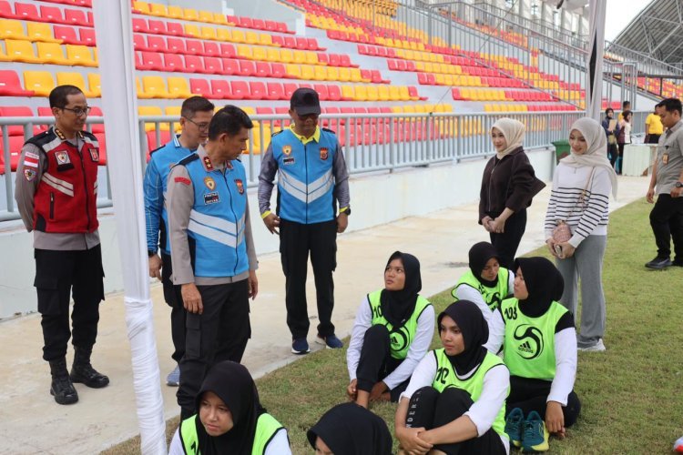 Kapolda Aceh meninjau pengecekan pelaksanaan Uji kesamaptaan jasmani Calon Tamtama Polri TA 2026.