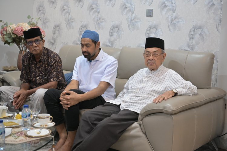 Gubernur Aceh Muzakir Manaf Takziah ke Rumah Duka Mantan Gubernur Aceh dr. Zaini Abdullah
