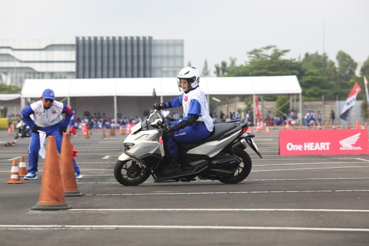 Edukasi Keselamatan Berkendara, 5 Tips Penting untuk Pengendara Motor Perempuan