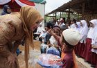 Kak Na Bagikan Seragam untuk Siswa Sekolah Darurat Pantan Nangka, Beri Semangat Korban Bencana