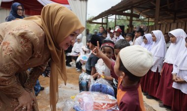 Kak Na Bagikan Seragam untuk Siswa Sekolah Darurat Pantan Nangka, Beri Semangat Korban Bencana