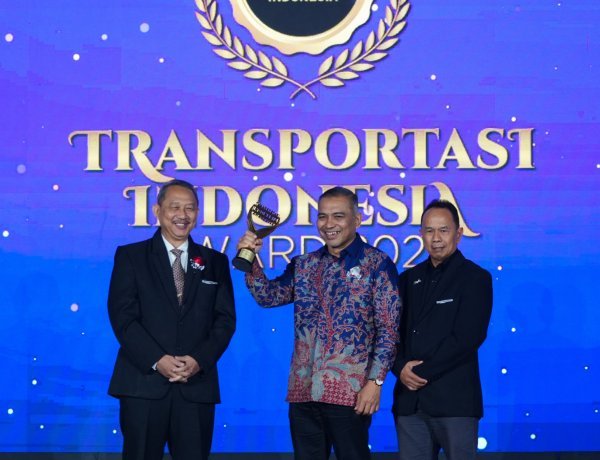 Jadi Role Model Nasional Transportasi Publik Gratis, Mualem Raih Transportasi Indonesia Award 2026