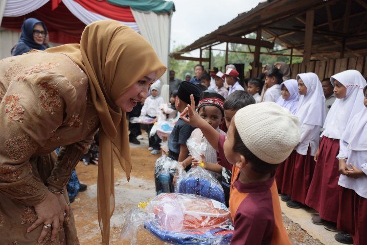 Kak Na Bagikan Seragam untuk Siswa Sekolah Darurat Pantan Nangka, Beri Semangat Korban Bencana