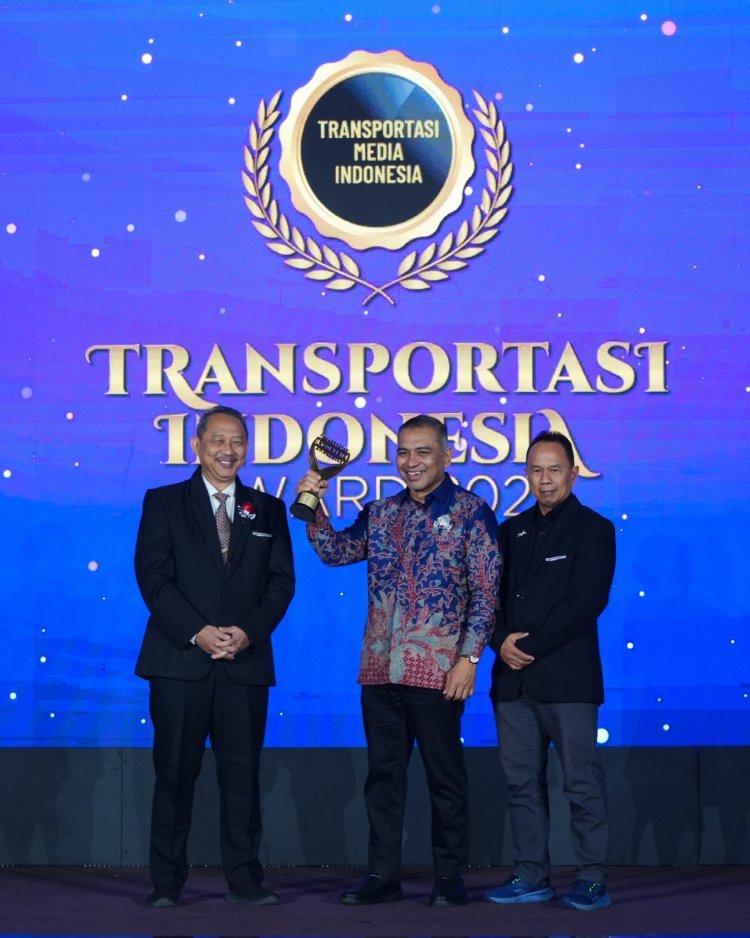 Jadi Role Model Nasional Transportasi Publik Gratis, Mualem Raih Transportasi Indonesia Award 2026