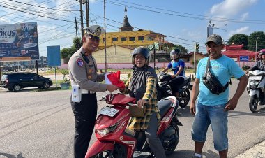 Satlantas Polres Bintan Kobarkan Semangat Nasionalisme Lewat Pembagian 200 Bendera Merah Putih Sambut HUT RI ke-81