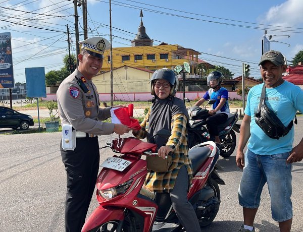 Satlantas Polres Bintan Kobarkan Semangat Nasionalisme Lewat Pembagian 200 Bendera Merah Putih Sambut HUT RI ke-81