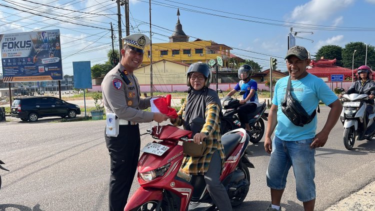 Satlantas Polres Bintan Kobarkan Semangat Nasionalisme Lewat Pembagian 200 Bendera Merah Putih Sambut HUT RI ke-81